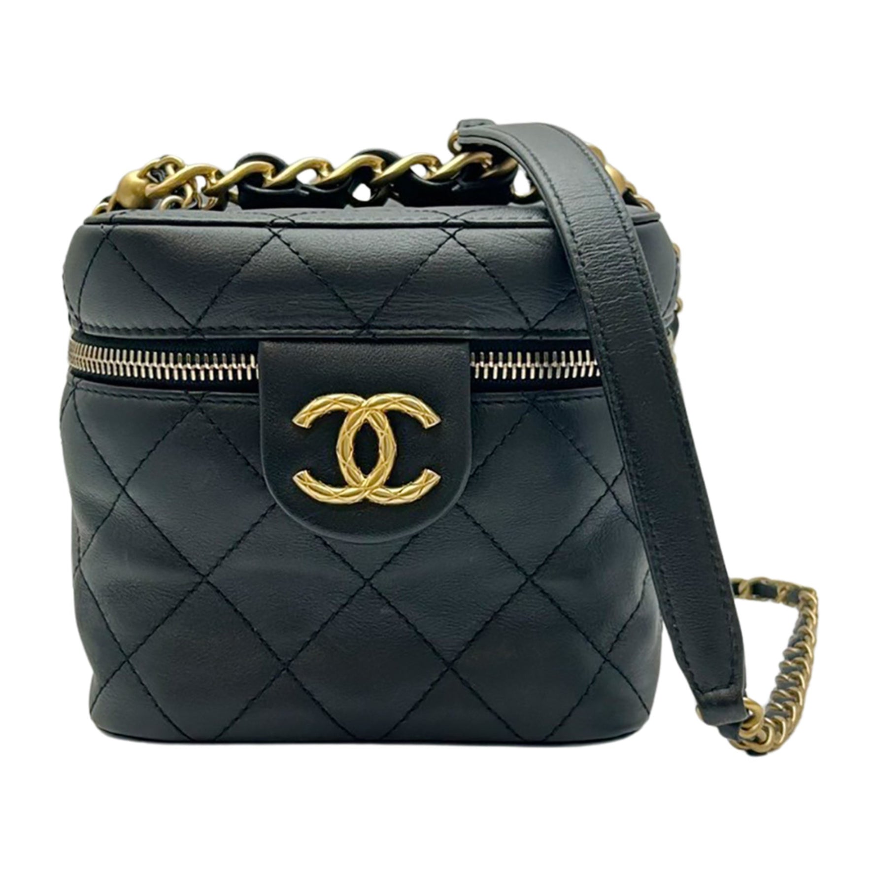 CHANEL Matelasse Shoulder Bag in Leather with Gold Hardware, Vanity Chain Strap