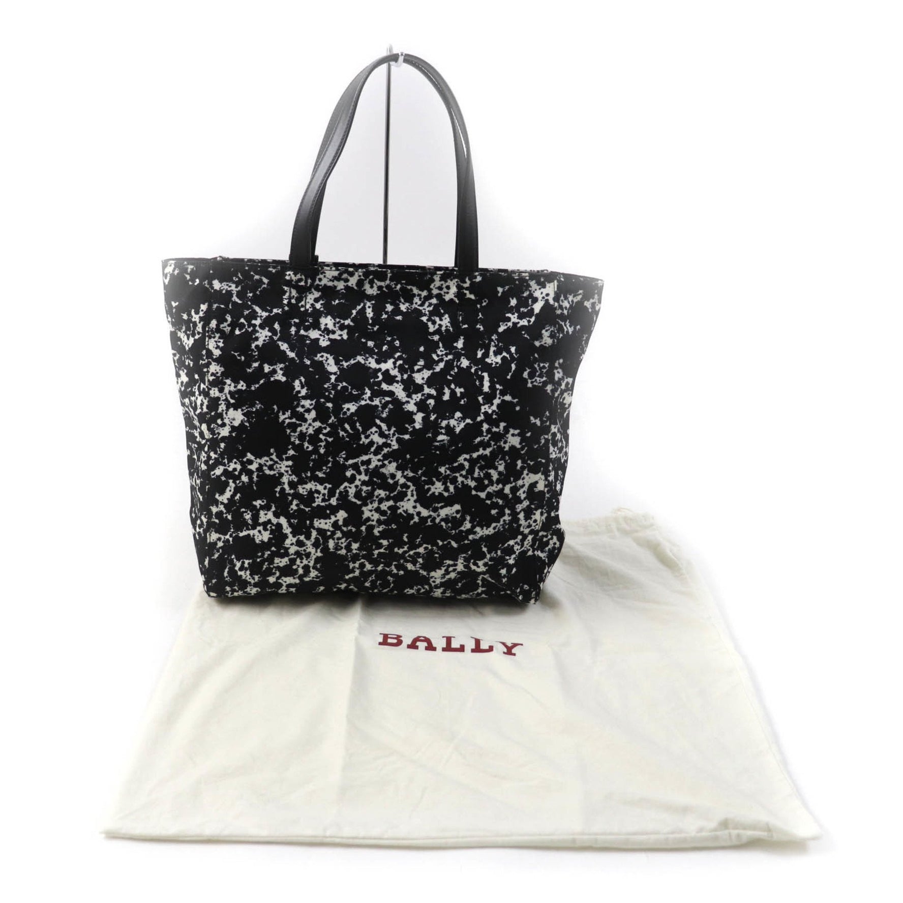 BALLY WOLFSON TOTE, a large leather tote bag with logo hardware and all-over print. Available in black white. Includes dust bag. Made Italy.