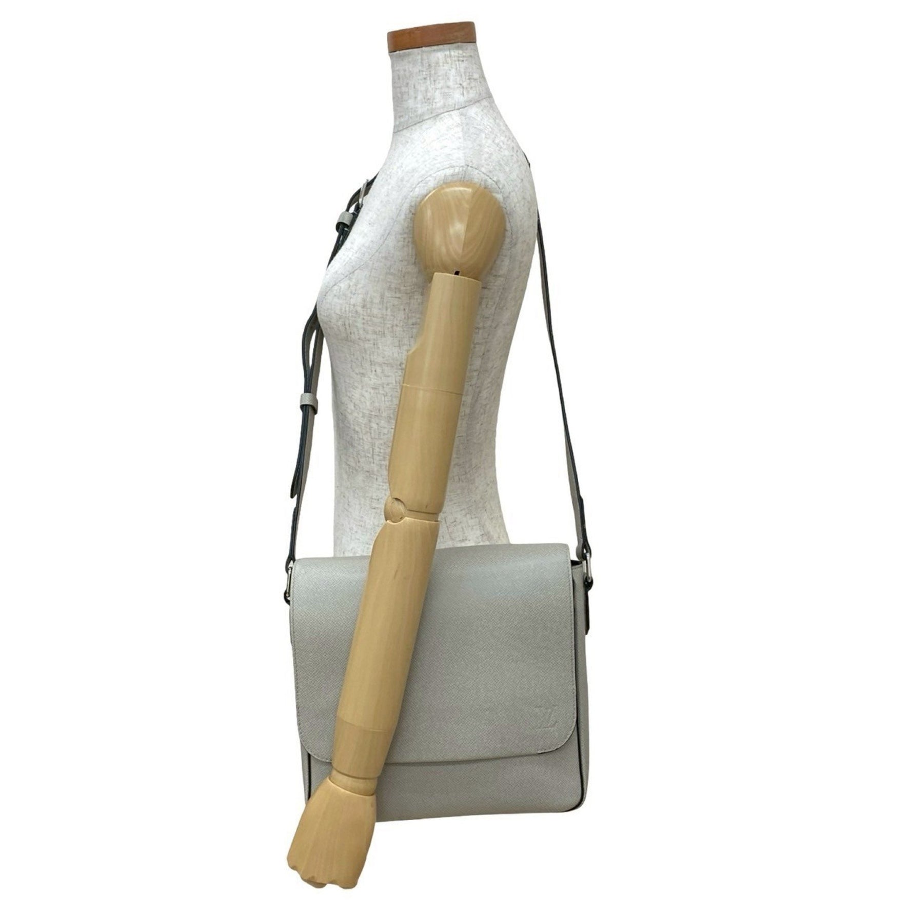 LOUIS VUITTON Roman PM Taiga Leather Shoulder Bag/Body Bag, Polaire, Light