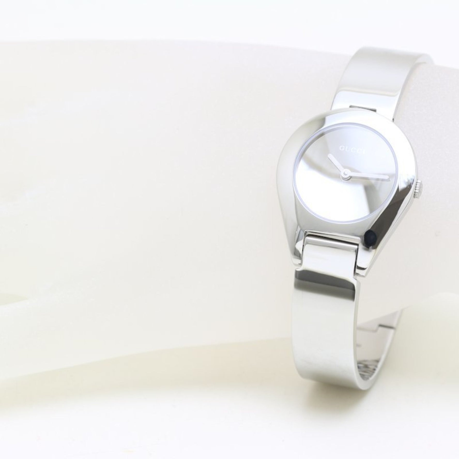 GUCCI 6700 Series Stainless Steel Ladies Watch