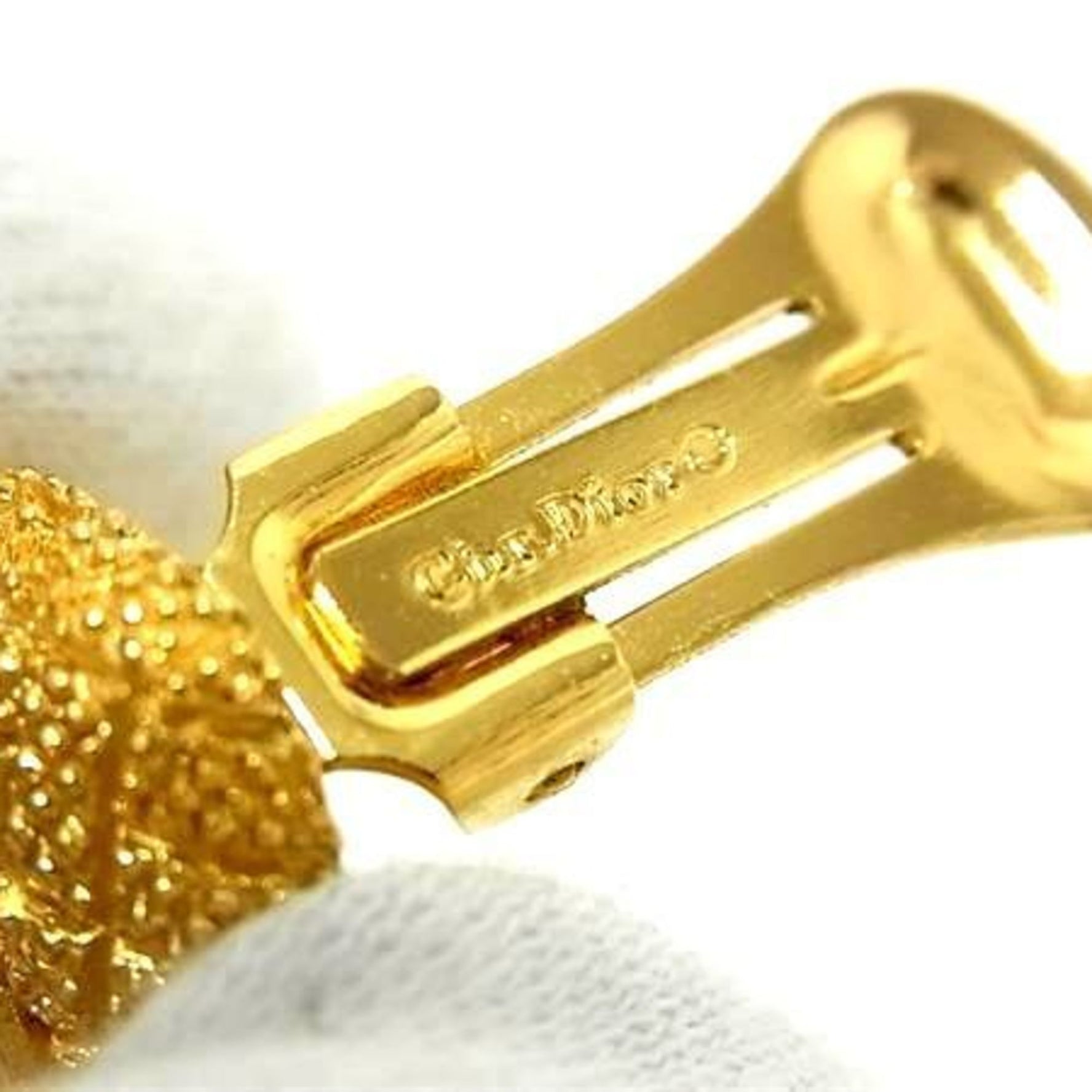 Christian Dior Ear Clip-on Heart Earrings in Metal