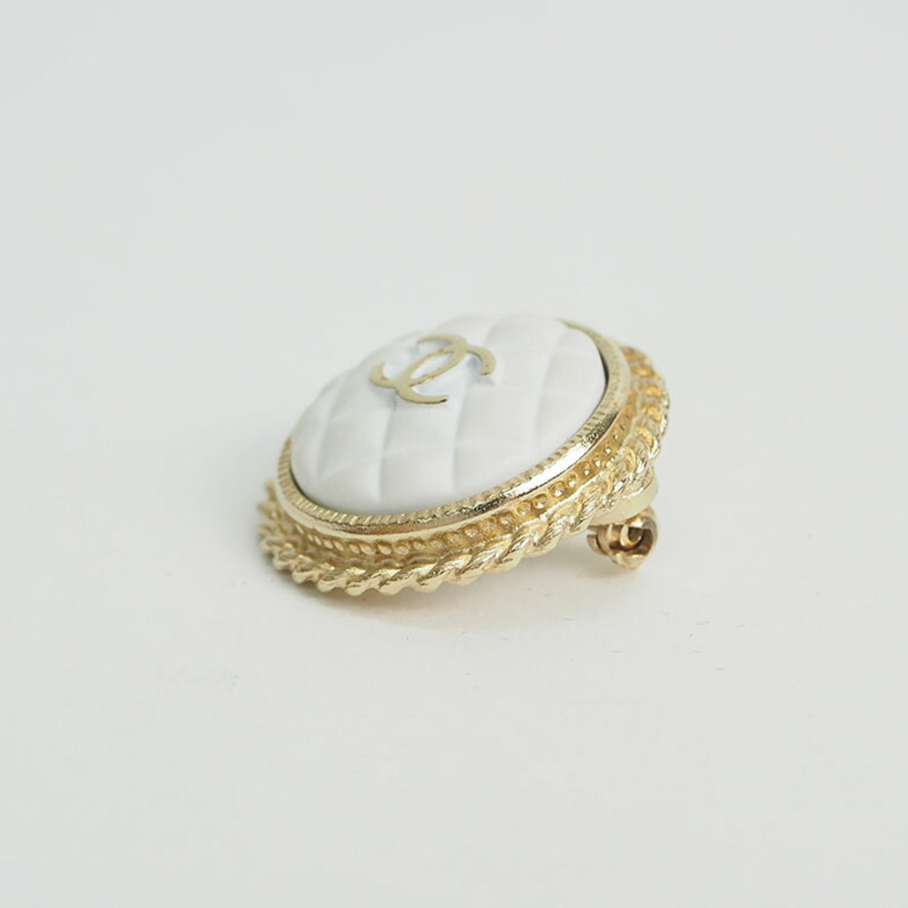 Chanel CHANEL Chaina Matelasse Coco Brooch White x Gold Women's A19C