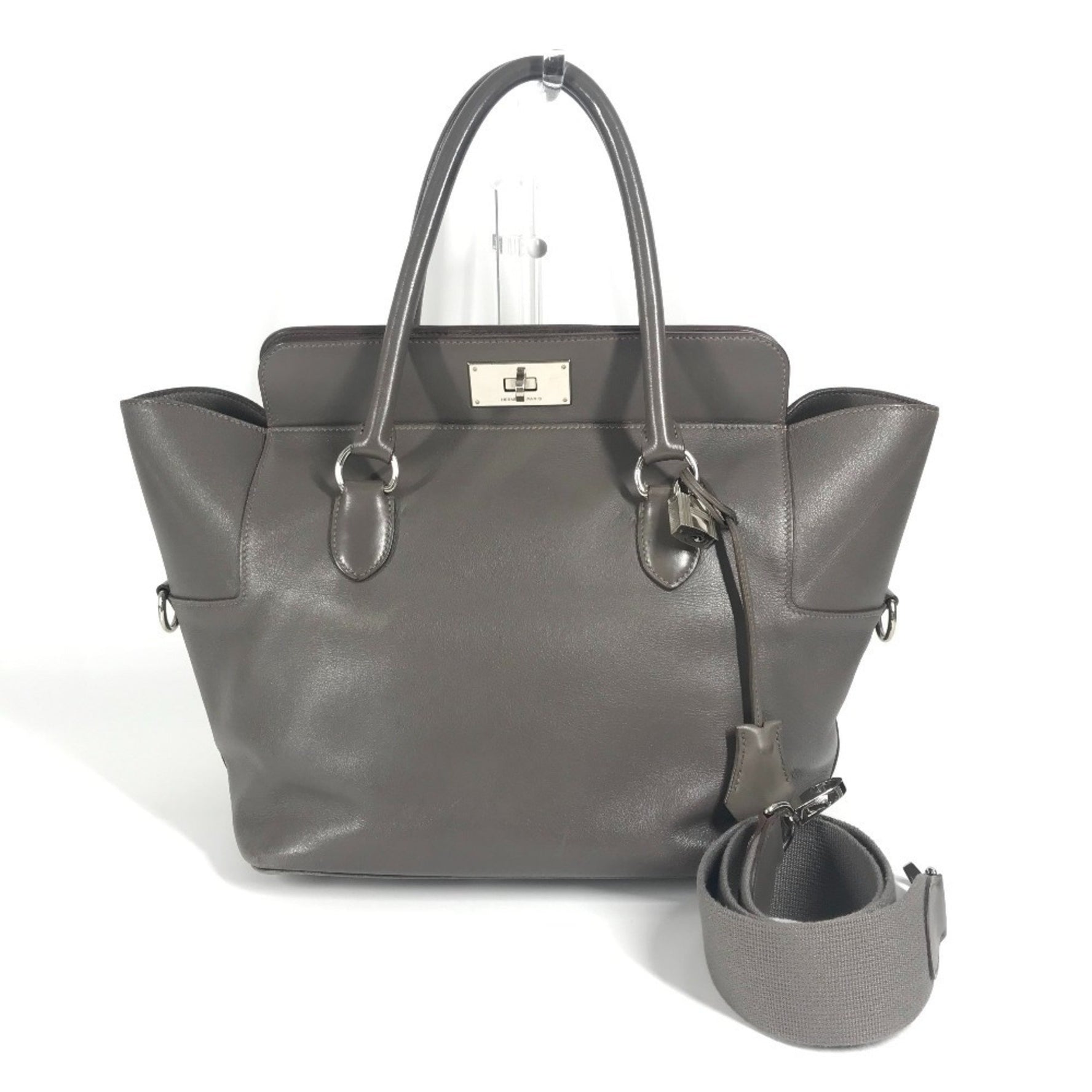 HERMES Toolbox 26, a bag that can be worn crossbody or over the shoulder. Available in leather, Etain, gray, .