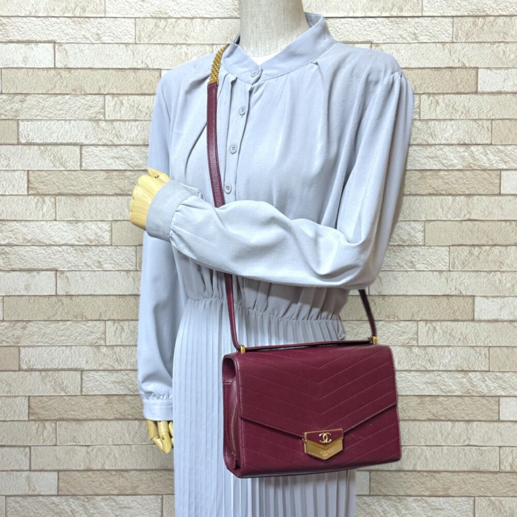 Chanel V-stitch shoulder bag leather red