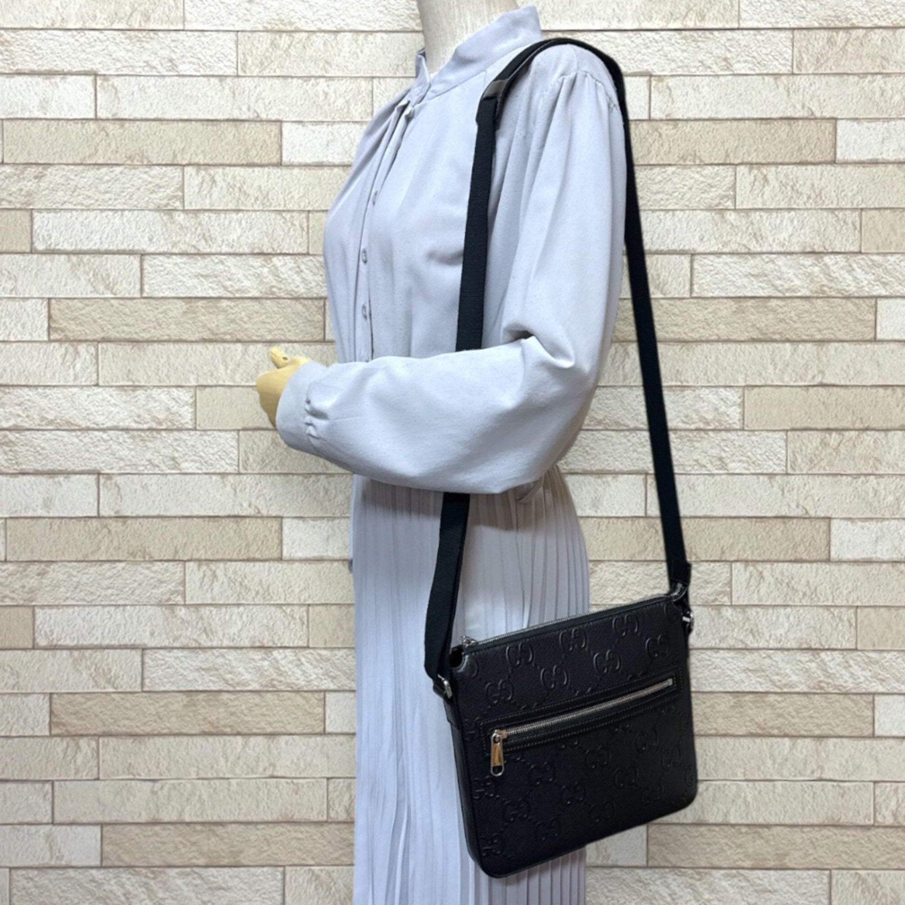 Gucci GG embossed shoulder bag in leather .