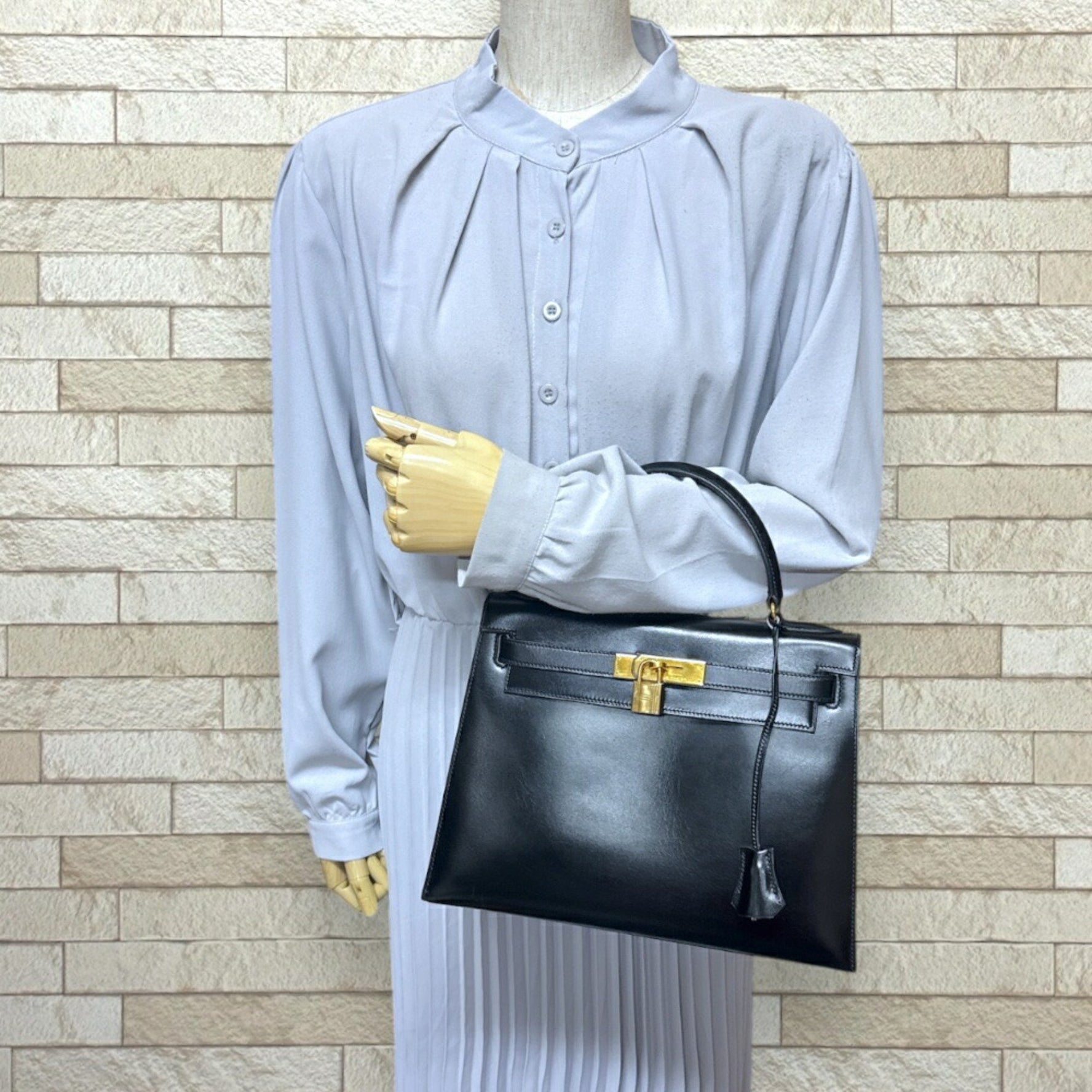 Hermès Kelly 28 handbag in box calf leather with external stitching. HERMES