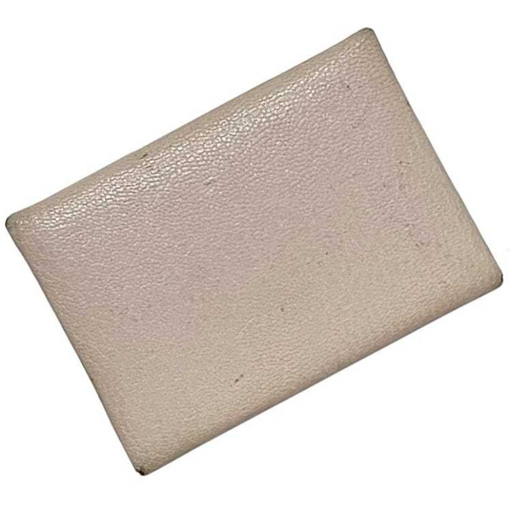 Hermes Hermès Calvi Duo bifold wallet in mauve pale leather with a coin purse and Chevre Mysore U stamp. 2022. This compact, is perfect for carrying your belongings.