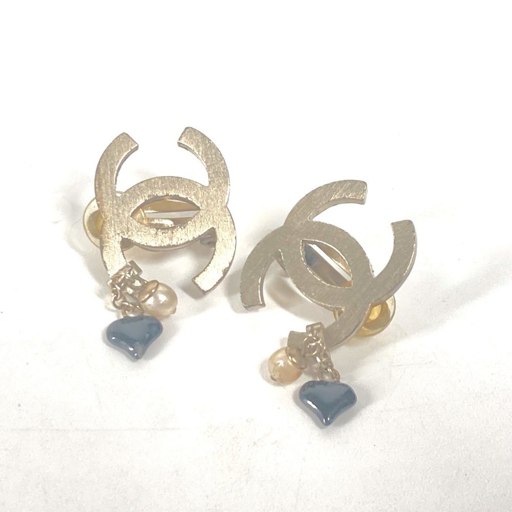 CHANEL Logo CC Coco Mark Fake Pearl Heart Accessory Earrings Metal