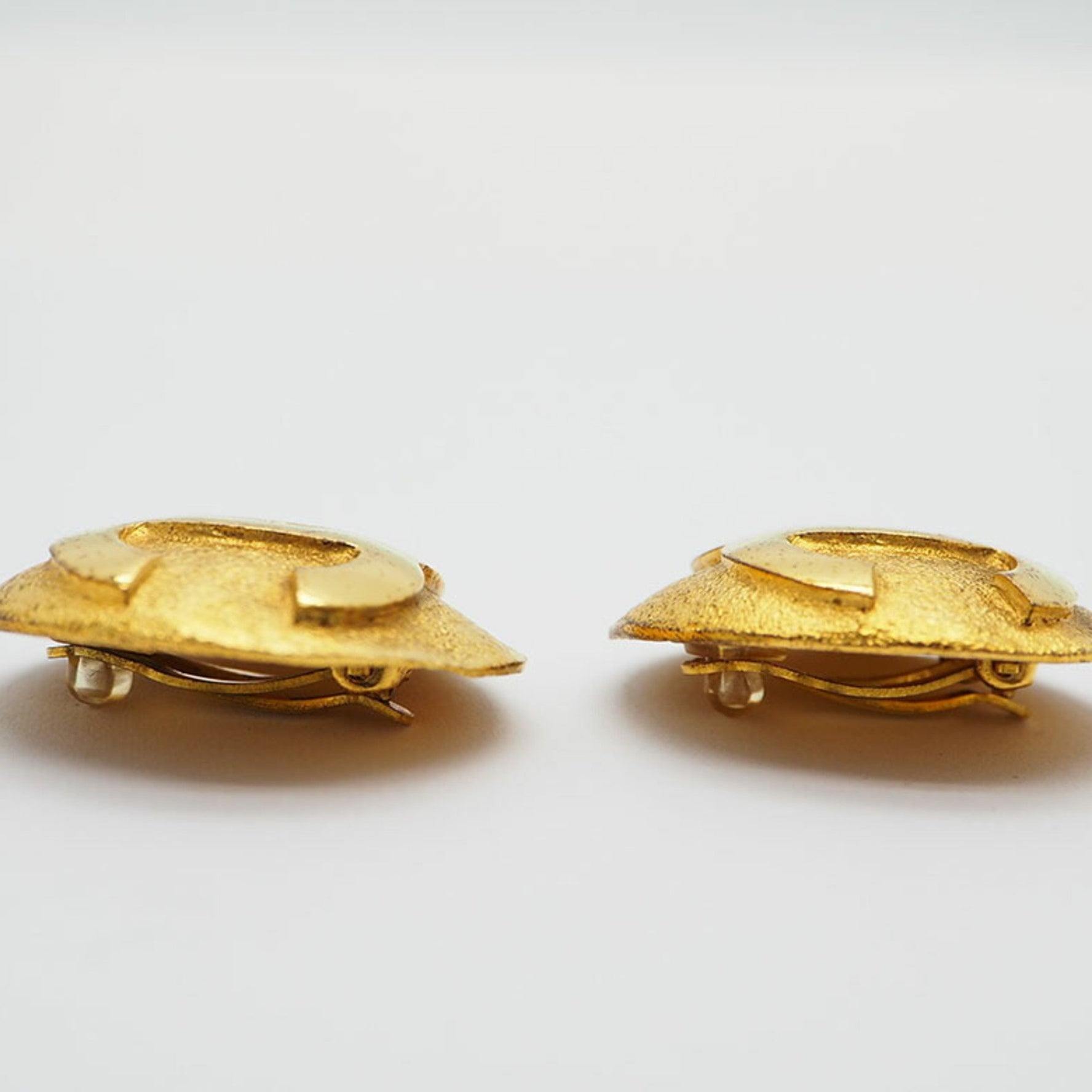 CHANEL 2 9 Coco Earrings Round Big Gold