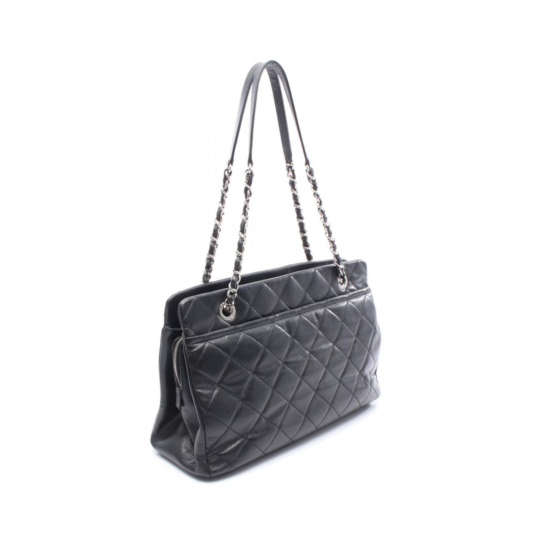 CHANEL Shoulder Bag in Grained Calfskin Leather
