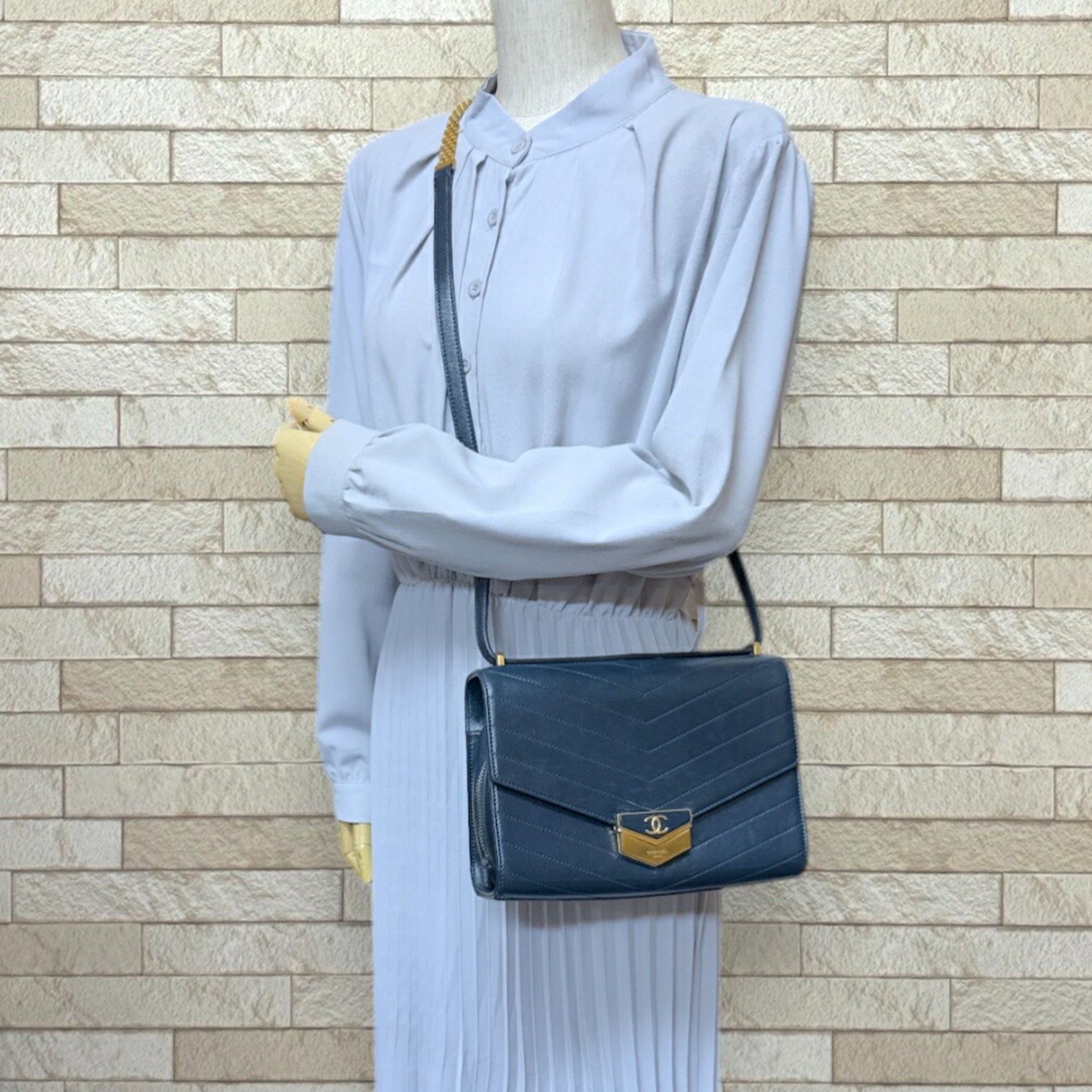 Chanel V-stitch shoulder bag leather