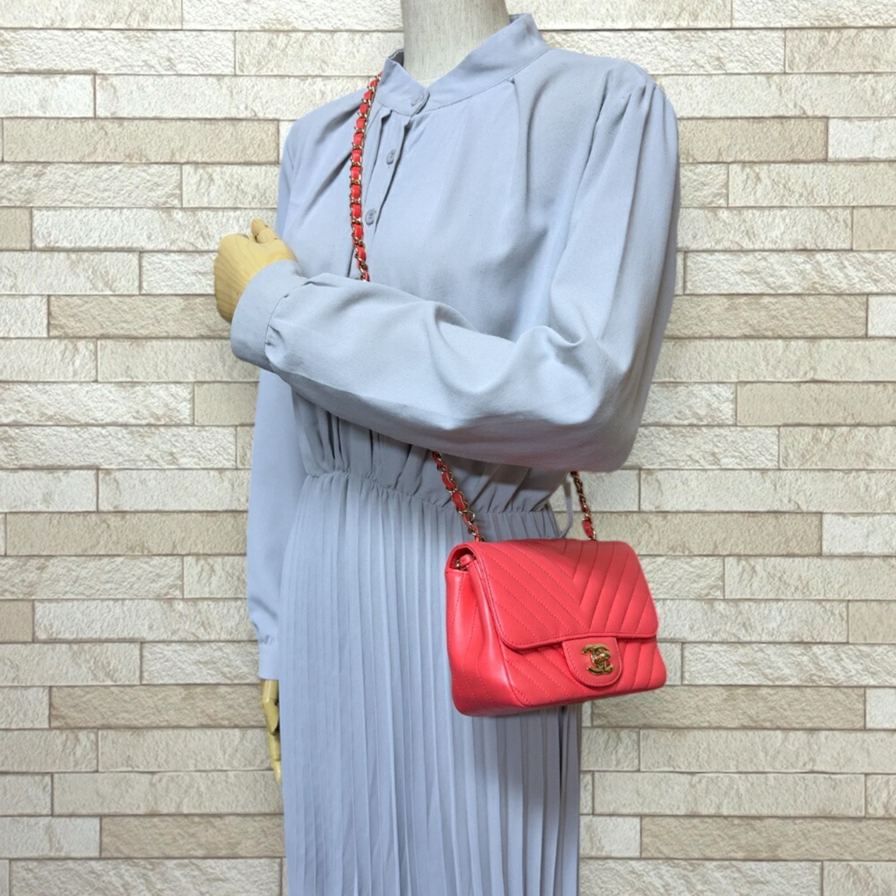 Chanel V-stitch shoulder bag, leather, chain