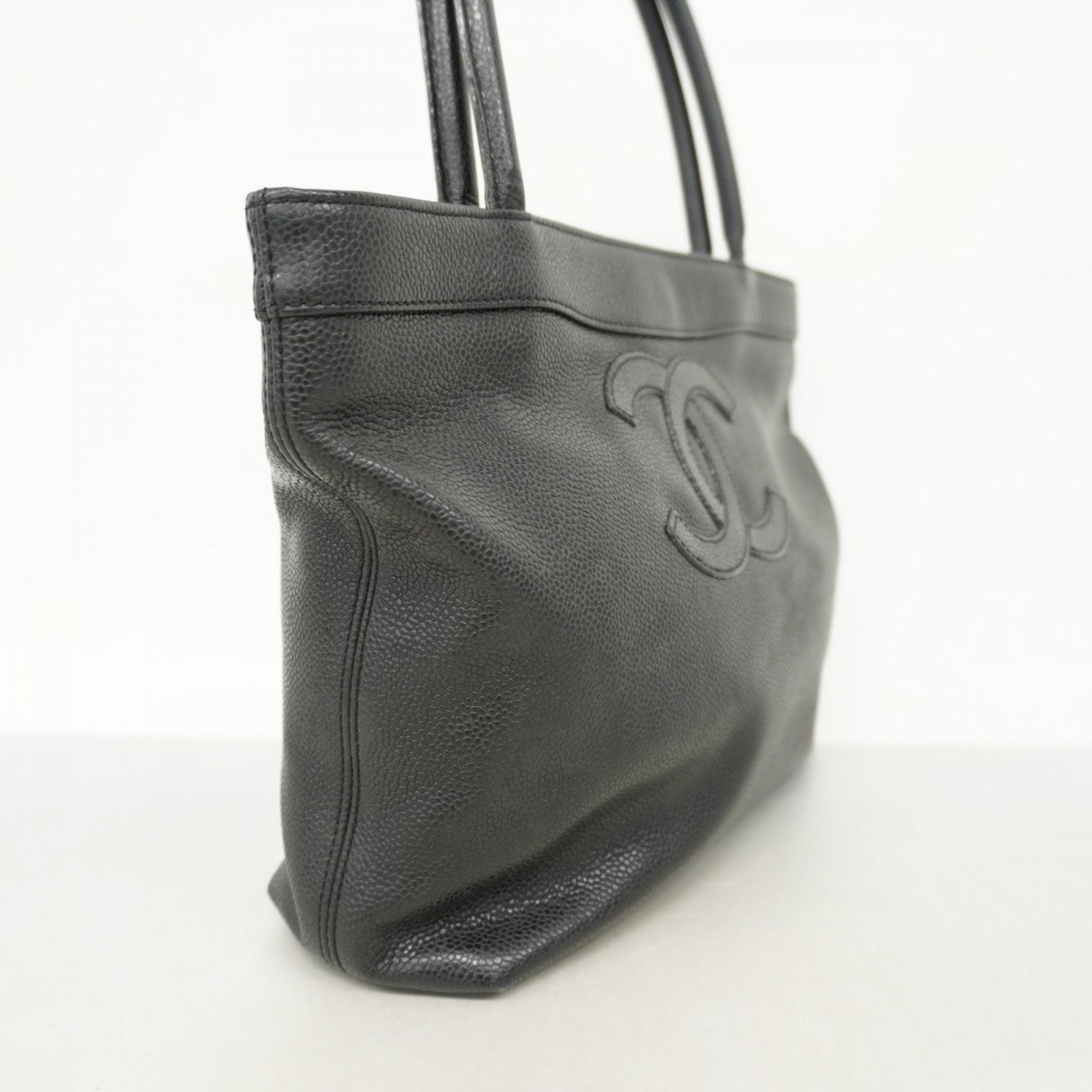 Chanel handbag in caviar skin